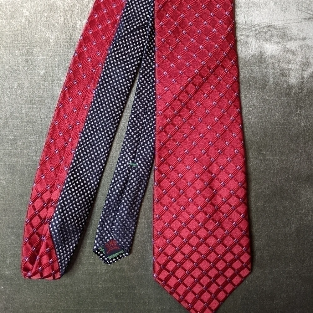 𝅺TOMMY HILFIGER Red, White and Blue Stars Tie 100% Silk